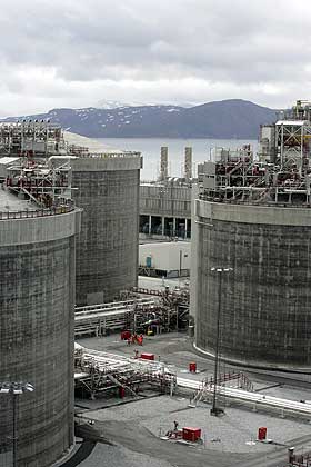 INDUSTRIGIGANT: De nordiske landene m� satse p� teknologi og industri, med sterkt statlig engasjement og fusjoner av viktige selskaper. Her fra Statoils anlegg p� Melk�ya.