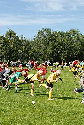 LOVENDE PHOONERE? På Kvål utnyttet arrangørene de mange fotballspillende barna som var samlet til mini-cup for å få nok folk til å danne 10 phooneringer med minst 30 personer i hver.