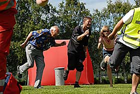 SEIN DEBUT: Unge og eldre voksne, fotballdommere og kioskselgere ble med i den phoonende forsamling.