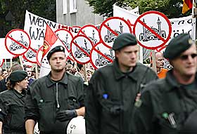 DEMONSTRASJONER: H�yreekstreme demonstrerer mot den planlagte moskeen i forstaden Ehrenfeld. Lokale h�yreekstreme partier har mobilisert likesinnede fra �sterrike og Belgia og startet underskriftskampanje mot mosk�byggingen.