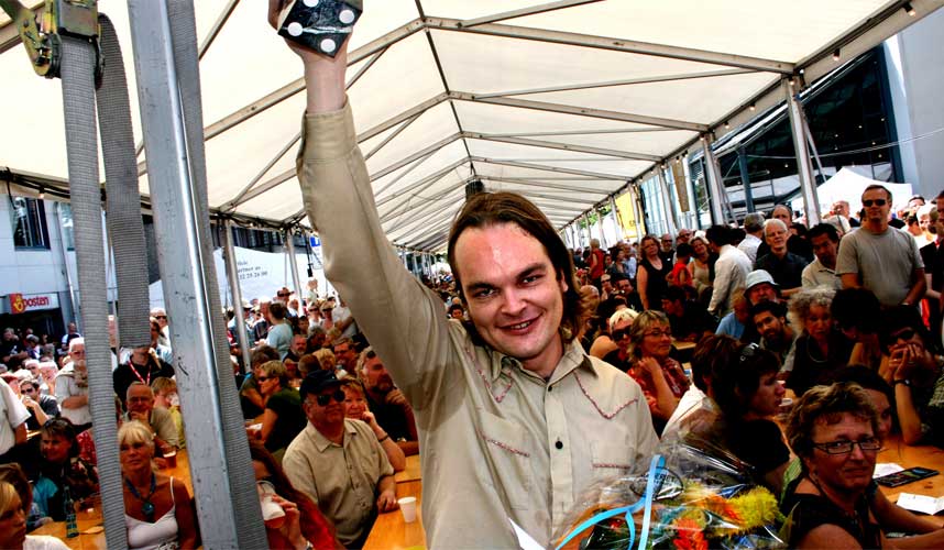 KUNNE HATT EN BEDRE JOBB: Prisvinner pianisten Morten Qvenild mente han kunne hatt en bedre jobb hadde det ikke v�rt for Kongsberg jazzfestival.