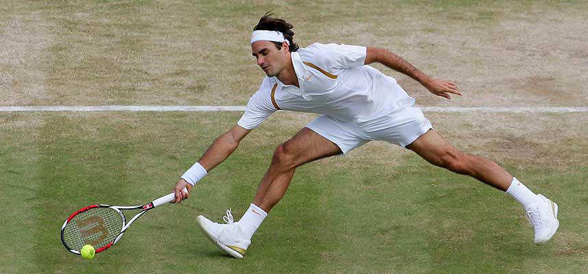 STREKKER SEG LENGER: Roger Federer sikret seg i dag sin femte strake seier i Wimbledon.