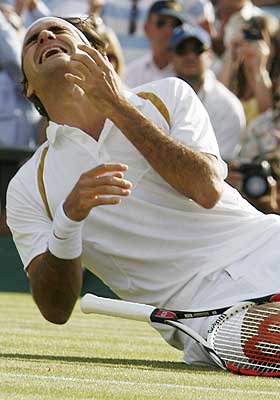 FALT OM: Roger Federer ble s� glad at han falt om p� Wimbledon-gresset. �rsaken var hans femte strake triumf i turneringen, som regner som den st�rste innen tennissporten.