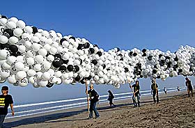UPOPUL�R GASS: Her demonstrerer Greenpeace mot utslipp av Co2 p� Bali i mai i �r.