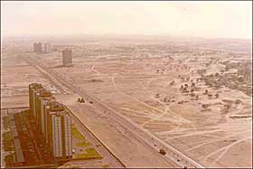 DUBAI ANNO 1991: Slik s� Sheikh Zayed Road i Dubai ut f�r byggeboomen tok til for alvor.
