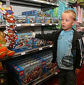 STENGER TIDLIG: Skal du rekke barnebutikken med godteri ogleker, b�r du v�re tidlig ute.