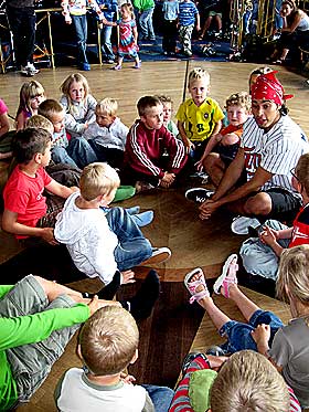 DANSESKOLEN: Color Lines danseskole for unger faller i smak.