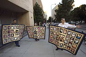 SEXMISBRUKTE: Medlemmer av gruppen �Survivors Network of those Abused by Priests� (SNAP), demonstrerer utenfor katedralen i Los Angeles.
