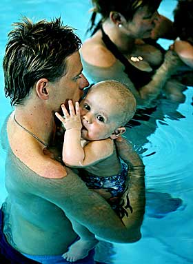AMMET�KE: Kenneth mener han befinner seg i en slags ammet�ke. - Jeg husker ingenting. Det fester seg bare ikke. Jeg m� skrive opp alle avtaler, sier han. Her p� babysv�mming.