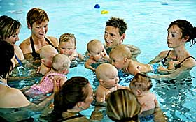 BABYSV�MMING: Isaiah (her 6 mnd.) og Kenneth p� babysv�mming i �stfoldbadet.