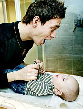 PAPPA P� HELTID: Til vanlig jobber Kenneth som l�rervikar. Etter pappapermisjonen h�per han � ta l�rerutdanning.