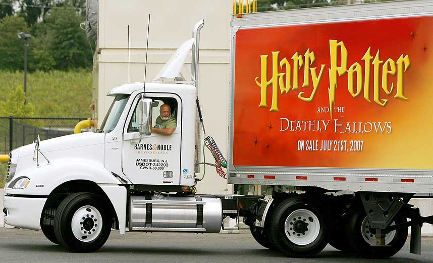POTTER-BILEN P� VEIEN: Her fraktes noen av de nye Harry Potter-b�kene til et lager i USA. Har en av dem kommet p� avveie?