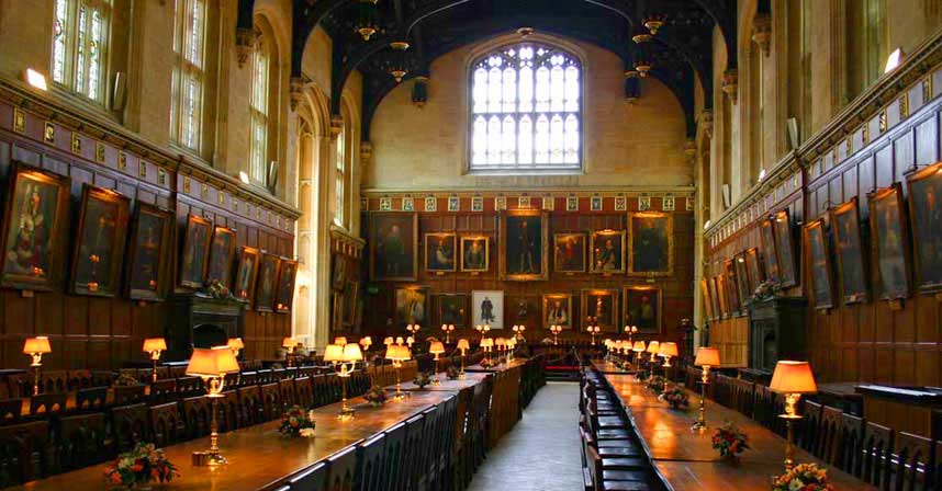 S�KER US�MMELGHETER: Administrasjonen ved universitetet i Oxford finkjemmer Facebook p� jakt etter uskikkelige studenter. Her spisesalen kjent fra Harry Potter-filmene