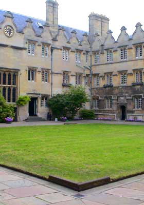 GAMMELT OG NYTT Universitetet i Oxford er 800 �r gammelt. Ledelsen tar n� i bruk nymotens metoder for � fakke problemstudenter.