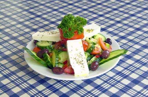 SMAKFULL SALAT: Anrett salaten p� et fat med tsatsiki i bunnen og tomater, snittet salat og fetaost over.