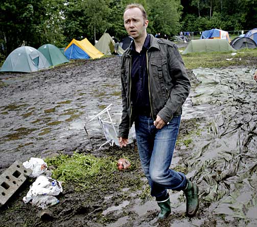 FRISTER HOVE: Kulturminister Trond Giske oppfordret Hovefestivalen til � s�ke om status som knutepunktfestival da han bes�kte festivalen - som satte nedb�rsrekord - tidligere i sommer.