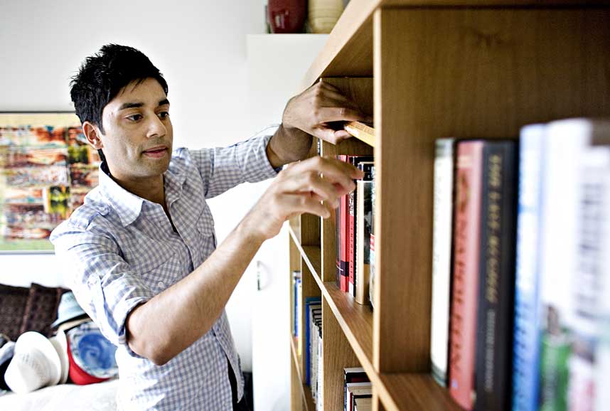 ETTERLYSER NYE STEMMER: Noman Mubashir, som selv har bokhylla full av flerkulturelle b�ker, savner b�ker skrevet av en nordmenn med minoritetsbakgrunn.