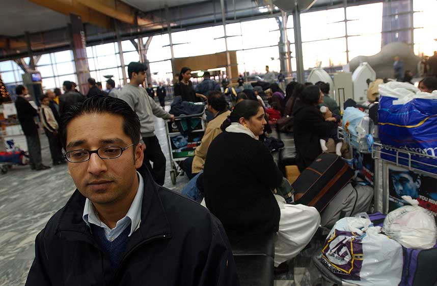 - SNAKKER I S�VNE:� Den som sier at innvandrerne er godt integrert i Oslo og Drammen m� snakke i s�vne, sier Ap-politikeren Yousuf Gilani.