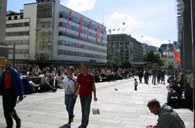 TORGALMENNINGEN: Her beg�s mange av lommetyveriene i Bergen.