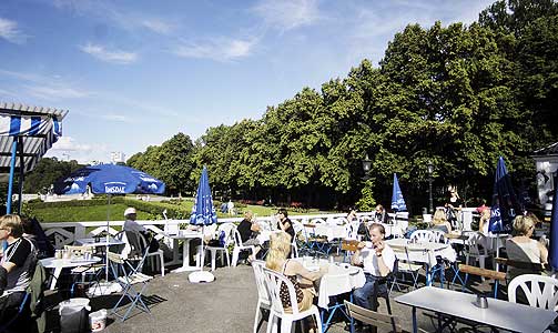 Lite spennende: Frognerparken Kaf� er mest egnet til � ta ett glass og se p� turistene. Flere glass betyr betalte toalettbes�k.