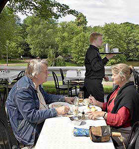 God mat: Robinson&Fredag trivdes p� Herreg�rdskroen, som Lillebj�rn Nilsen synger om i l�ta �Bysommer�.