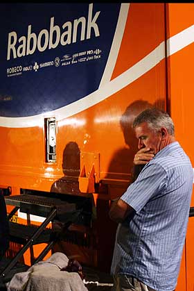 TUNGT: � si at stemningen rundt Rabobank-bussen var god i kveldstimene onsdag er � ta hardt i.