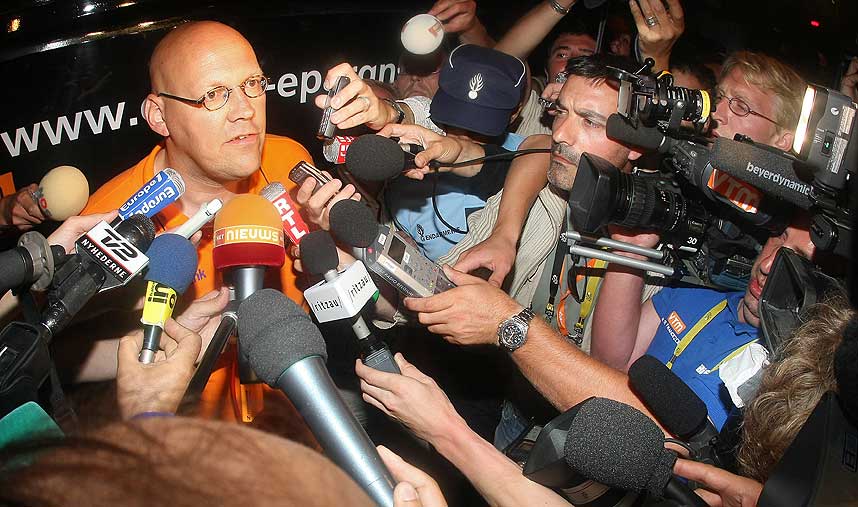 PRESSET:Rabobank-direkt�r Jacob Bergsma forklarer pressen at Michael Rasmussen ikke f�r sykler mer av �rets tour etter � ha blitt avsl�rt som en l�gner. Lagledelsen vet mer enn de vil fortelle, sier Dag Otto Lauritzen.