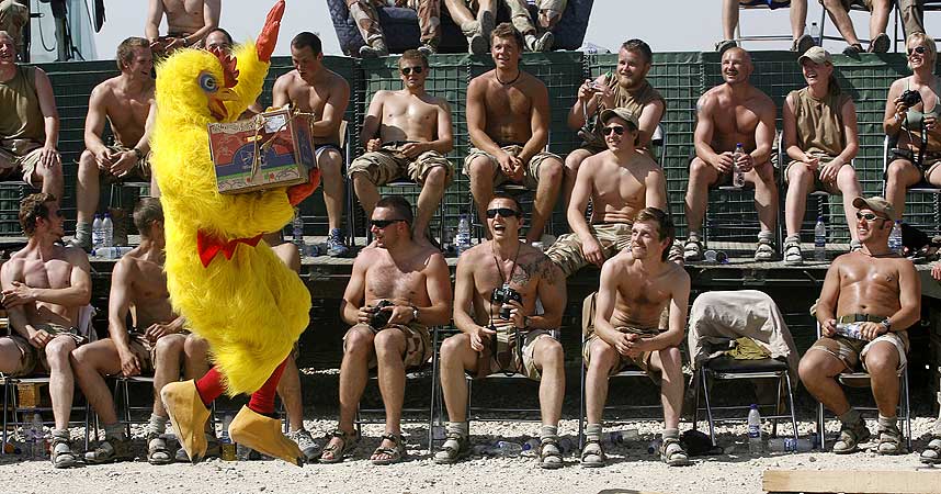 INTERVJUER SINE EGNE: Forsvaret intervjuer sine egne i Afghanistan, f�r norske aviser setter sakene p� trykk, uten � opplyse leserne om det. Her feirer norke soldater Afghanistan p�sken i 35 grader. For ordens skyld: Bildet er levert av Forsvaret.