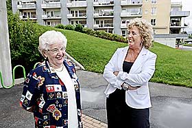 VASKEHJELP: Pensjonist Karen Johannessen (82) vasker huset til H�yres ordf�rerkandidat i Bergen, Trude Drevland. Kvinnen som kan bli Bergens neste ordf�rer.