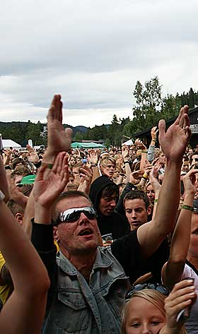 JUBEL: Folk jublet med da dansebandet Ole Ivars spilte p� rockefestivalen Stor�s.