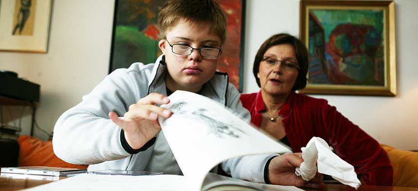 ��YEBLIKK MED KASUS�: Synn�ve M. Sydnes med s�nnen Karl Andreas, som ble f�dt med Downs syndrom. I 2003 utga hun bok om s�nnen, ��yeblikk med kasus�.