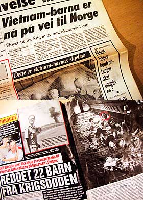 FORRIGE GANG: Faksimiler av Dagbladet 11. april 1975 (�verst) og Se og H�r nr. 21 1996 (nederst). Bare f� dager f�r Saigon falt, ble jeg og en h�ndfull andre barnehjemsbarn hentet ut av landet av norske adopsjonsarbeidere. Vietnam-korrespondentene Kjell Gj�stein Resi (NRK), Arvid Bryne (Dagbladet) og Tore Johannesen (VG) spilte en aktiv rolle i redningsaksjonen. Siden har jeg ikke v�rt tilbake f�delandet, f�r n�.