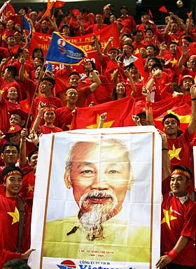 ONKEL HO: Den vietnamesiske sosialiststatens grunnlegger Ho Chi Minh (1890-1969) blir feiret som en landsfader ved hver mulige anledning. Her under kvartfinalen i Asia-cupen i Bangkok 21. juli.