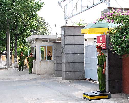ENDESTASJON: Studieturen til Vietnam endte her, p� immigrasjonspolitiets strengt bevoktede stasjon i sentrum av Ho Chi Minh-byen.