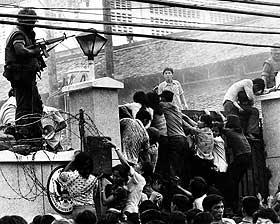 PANIKK: S�rvietnamesere pr�ver panisk � flykte i sikkerhet over gjerdet til den amerikanske ambassaden i Saigon 29. april 1975, dagen f�r nordvietnameserne inntok byen.