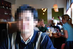 TERRORIST: Quang Nguyen er menneskerettsansvarlig i Norsk Vietnamesisk Senter. Han er et av menneskene regimet i Hanoi anser som s� farlige at journalister ikke engang b�r f� treffe dem. - Folk som Quang og Hung er farlige og perverterte mennesker. De kan tenkes � snakke deg rundt og forderve sinnet ditt selv om du i utgangspunktet er objektiv, ble jeg fortalt av vietnamesisk politi.