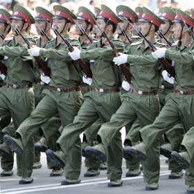VISER MUSKLER: Soldater marsjerer i Ho Chi Minh-byen under 30-�rsjubileet for seieren over amerikanskst�ttede S�r-Vietnam 30. april 1975.