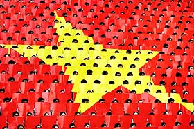 FEIRER SOSIALISMENS SEIER: Studenter i Ho Chi Minh-byen deltar under feiringen av 30-�rsjubileet for krigsseieren 30. april 1975.