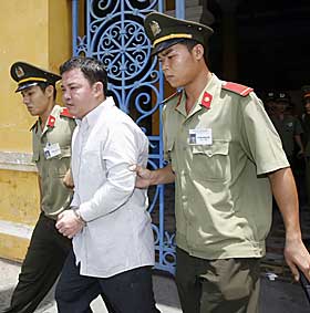 D�MT: Huynh Nguyen Dao f�res ut av retten i Ho Chi Minh-byen 10. mai etter � ha blitt d�mt til tre �rs fengsel for � ha spredd propaganda mot kommunistregimet. To andre dissidenter ble d�mt samme dag.