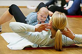 LEK KAN V�RE S� MANGT: � v�re med mor p� trening vil nok oppfattes som en morsom lek for barn.
