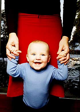 ER DEN VESTLIGE M�TEN � GJ�RE DET P� RIKTIG? I den rike delen av verden leker foreldre mye med barna. Er det slik resten av verden ogs� b�r oppdra barna?