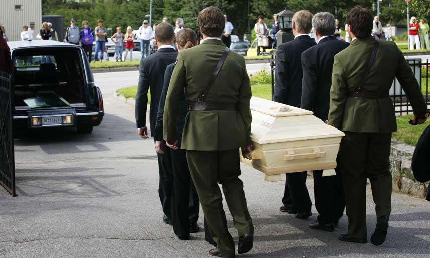 BISATT: En fullsatt Elverum kirke satte en verdig ramme for bisettelsen til den norske elitesoldaten Tor Arne Lau-Henriksen.