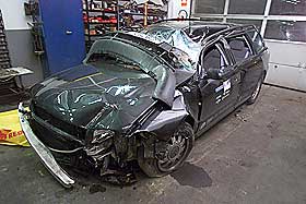 FOR 7 ÅR SIDEN: I 2000 kolliderte Daniel Berg Hestad med en stillestående gravemaskin, slik at bilen ble seende slik ut.