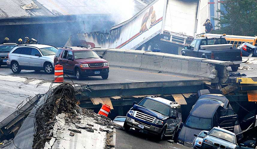 NI OMKOMMET I BRUKOLLAPS:  En firefelts motorveibru over Mississippi falt sammen under kveldsrushet i Minneapolis. Minst 50 biler sklei av brua.