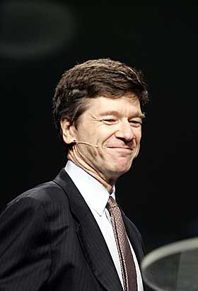 ELSKET OG HATET: Jeffrey D. Sachs er blant bistands�konomien f� superstjerner. N� har han tatt til orde for at mikroforsikringen kan spire en gr�nn revolusjon i Afrika.