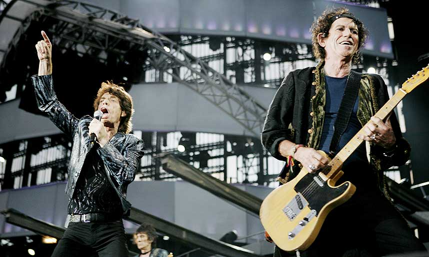 THE GLIMMER TWINS: Mick (t.v.) og �Keef� (t.h.) overbeviste Dagbladets anmelder p� sitt sjuende Oslo-bes�k p� 42 �r. I bakgrunnen Ron Wood.