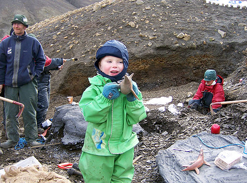  MONSTER-TURIST: : Fire �r gamle Noah Johannessen er er dinosaurentusiast. Han har v�rt entusiastisk tilskuer til utgravingen av monster�gla p� Svalbard.