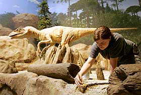 EDENS HAGE: Museet viser blant annet at dinosaurer levde side om side med Adam og Eva. Her gj�r en museumsansatt siste finpuss f�r �pningen.