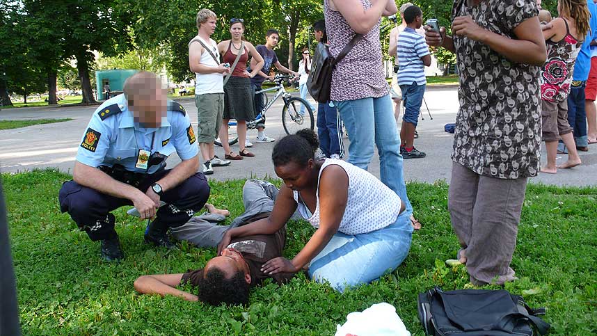  SL�TT NED I PARKEN: Ambulansefolkene trodde Ali Farah var beruset og angrer ikke p� at de etterlot ham i Sofienbergparken.