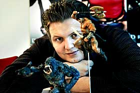 SVARTE P� NETTM�TE: Produktsjef Erling Ellingsen i Funcom.